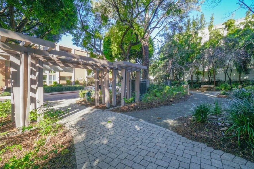 Building Photo - 1015 Kings Rd