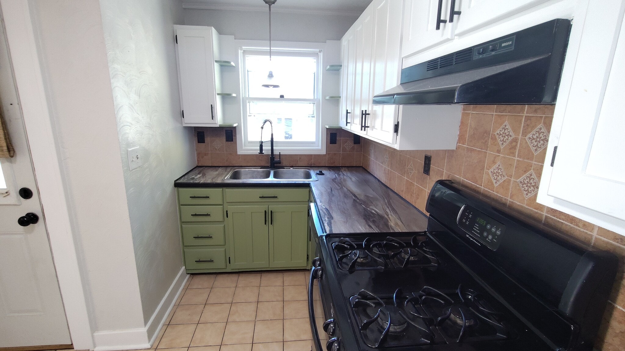 Building Photo - 320 S East St