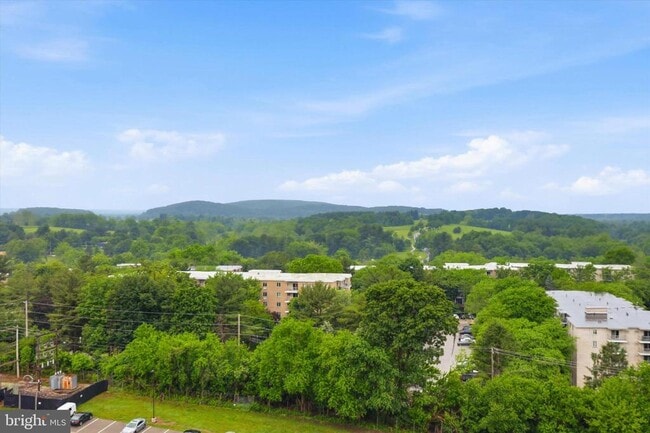 Building Photo - 21328 Valley Forge Cir