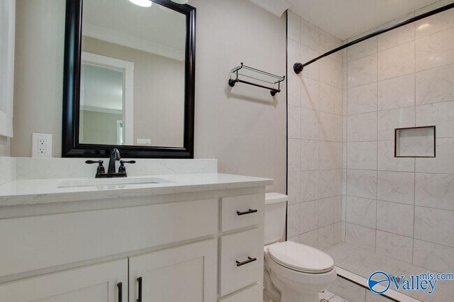 Building Photo - 213 Drake Ave SW