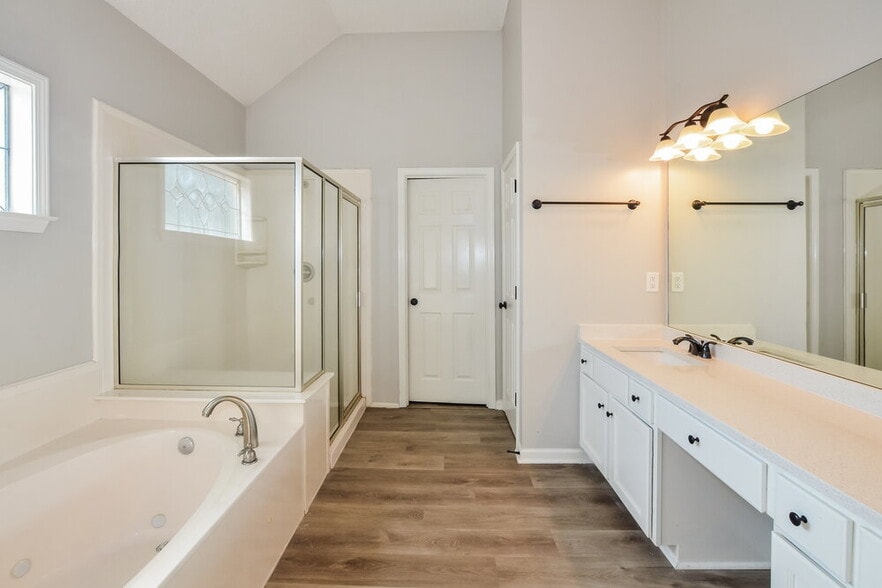 Building Photo - 2033 Oak Springs Dr