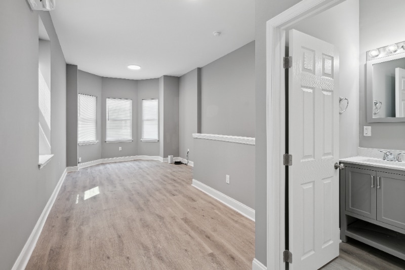 Building Photo - 5050 Walnut St