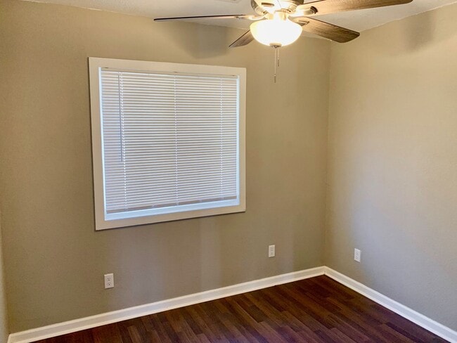 Building Photo - For Lease - 3 Bedroom 1 Bath House!