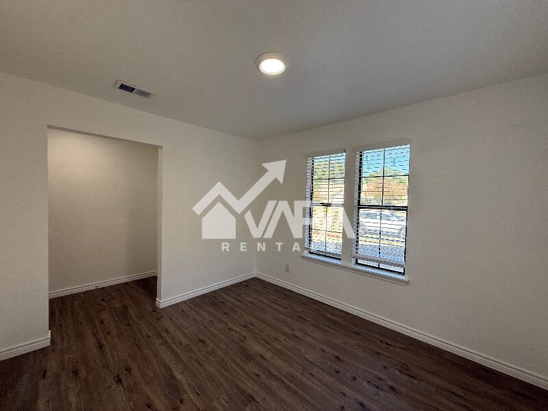 Building Photo - 5212 Vinecrest Cir