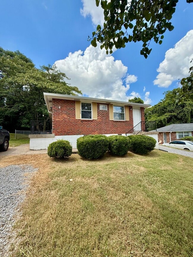 Building Photo - East Nashville living for $1400!!!   Avail Dec 1.  Act fast!