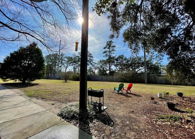 Building Photo - Available 7/1. 2 BR/2 BA in a FANTASTIC Lo...