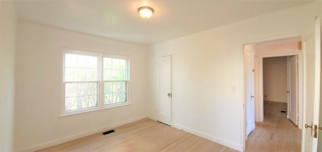 Building Photo - 3 Bed 1.5 Bath 2 car garage in Nichol's Hi...