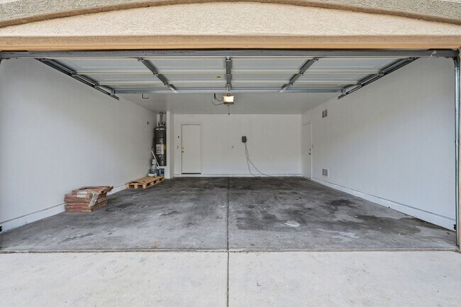 Building Photo - Johnson Ranch 3 Bedroom! Tile Throughout All Appliances!