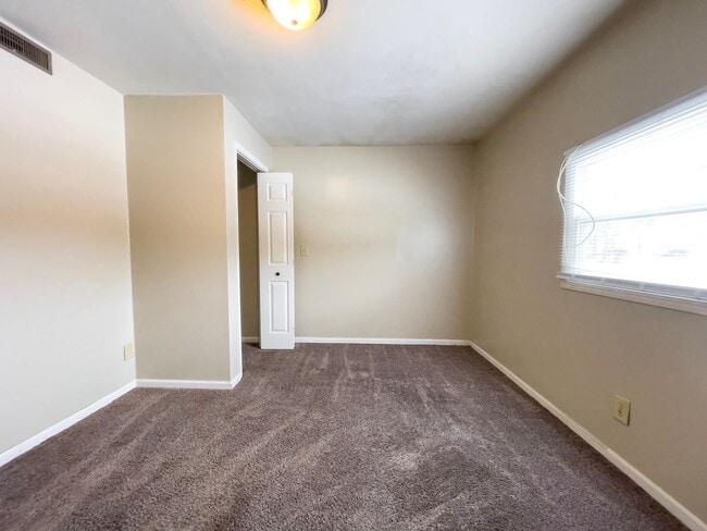 Building Photo - 2 Bedroom/ 1 Bathroom Home with Washer & Dryer Hook-ups! Large Deck! Nice Yard!