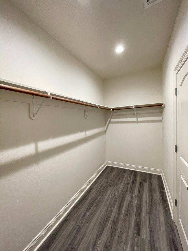 Building Photo - 562 Oneal St