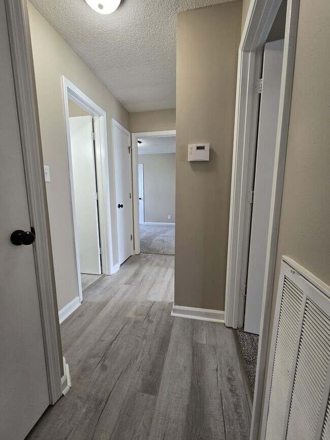 Building Photo - 3 Bedroom 2 Bathroom Home