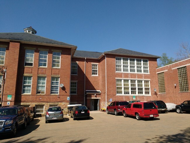 Building Photo - 1557 Main St