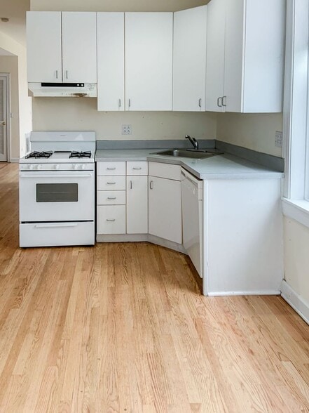 Building Photo - 2327 N Southport Ave