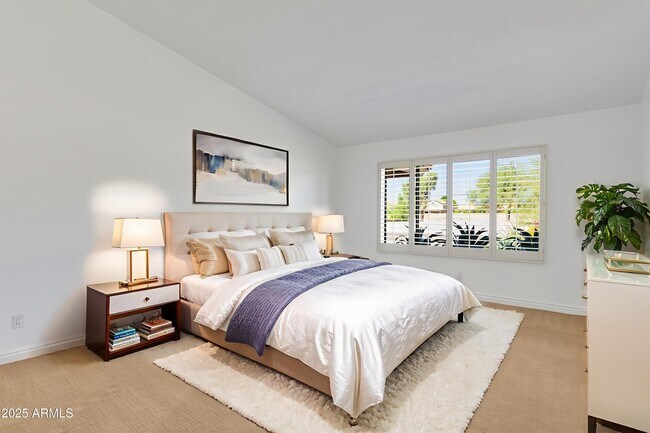 Building Photo - 5903 E Paradise Ln