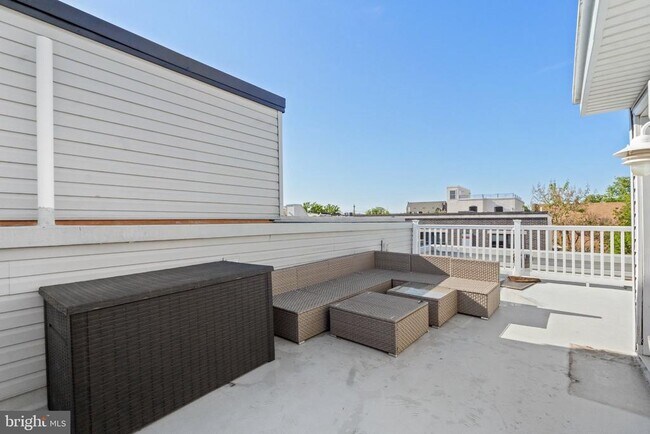 Building Photo - 1528 W Seybert St