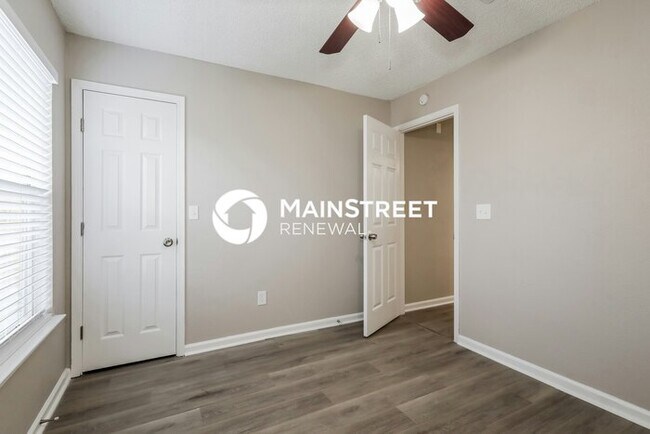 Building Photo - 3 Bedroom Pet-Friendly Home in Jacksonville, FL with Main Street Renewal