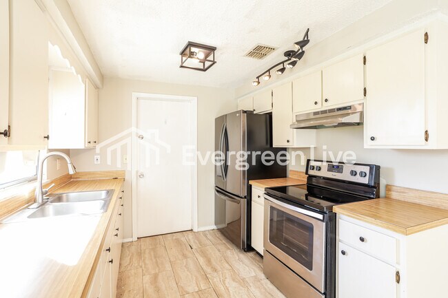 Building Photo - 229 Evergreen Ln