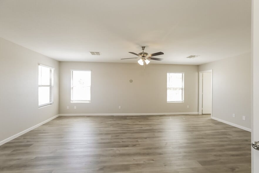 Building Photo - 2217 E 35th Ave