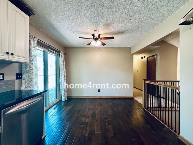 Building Photo - Spacious Liberty Home w/ an Updated Kitche...