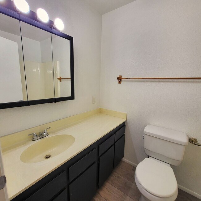 Building Photo - NICE OPEN HOME READY TO RENT!