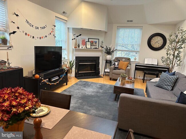 Building Photo - 104 Woodside Rd