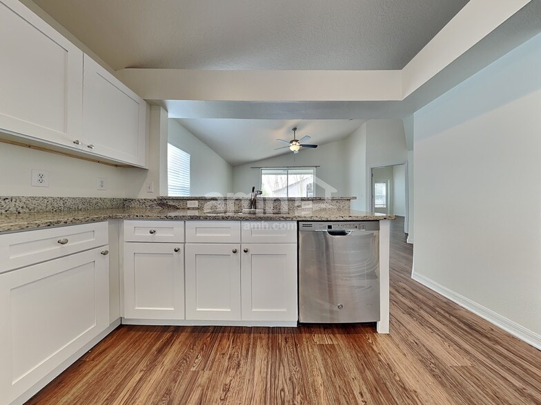 Building Photo - 30734 Midtown Ct