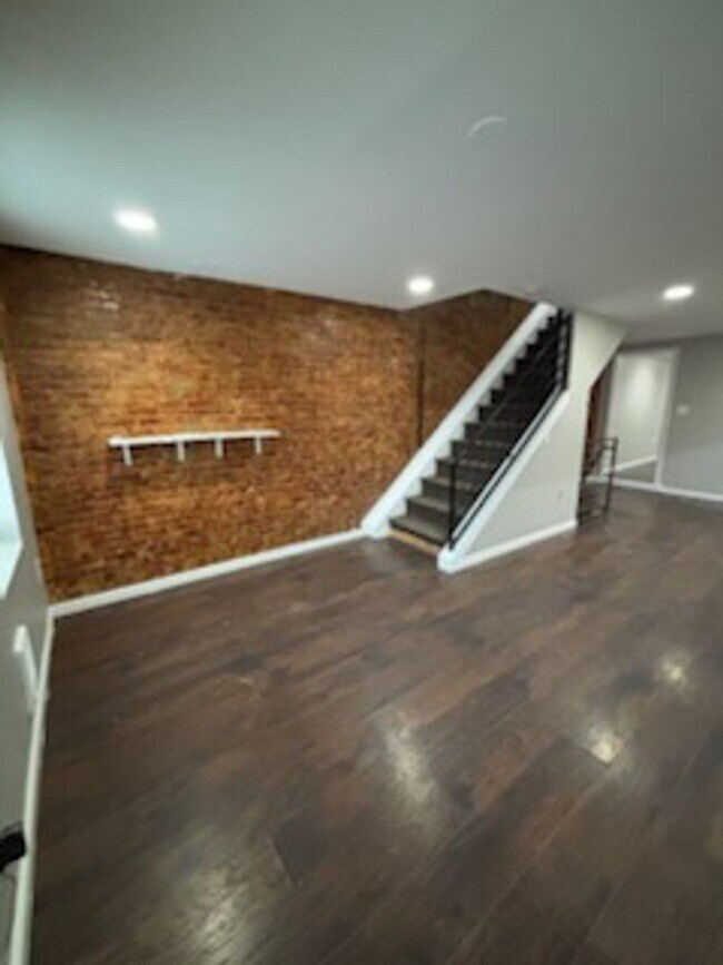 Building Photo - 24 E Silver St