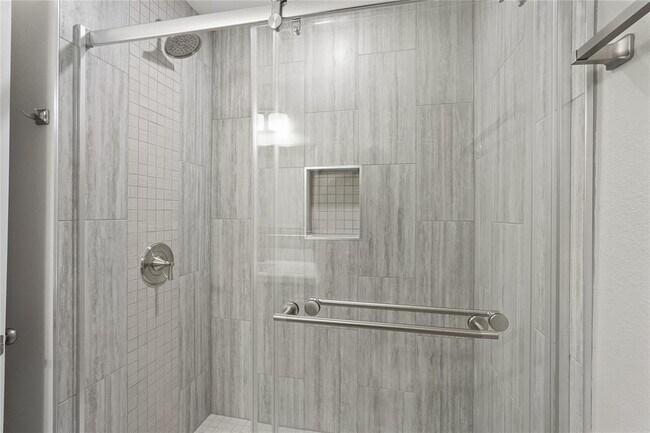 Building Photo - 2121 Fountain View Dr