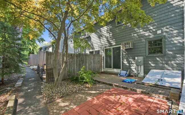 Building Photo - 12 Town House Ln
