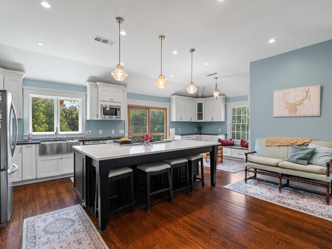 Building Photo - Stunning Oakton Retreat on a Sprawling 5-A...