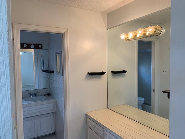 Building Photo - 10609 Lakewood Ave