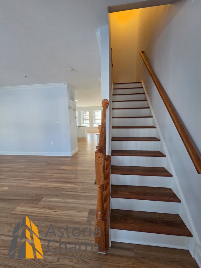 Building Photo - 3 Bedroom 3 Level Home with Garage and Flexible Layout