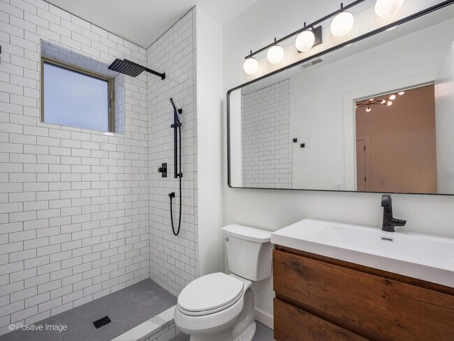 Building Photo - 842 N Wolcott Ave