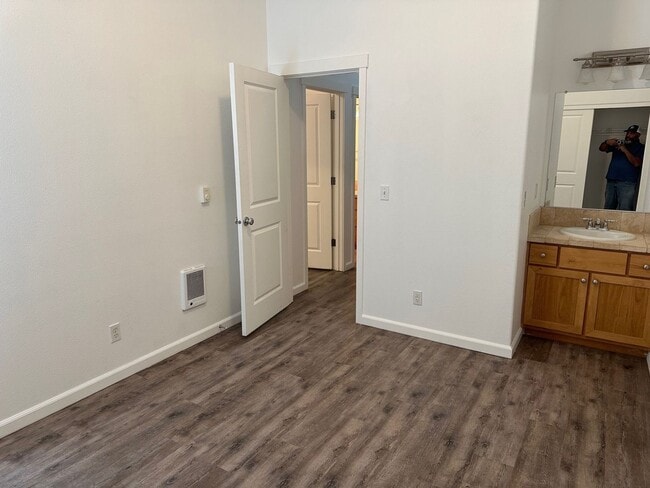 Building Photo - Grand Oaks 2 bedroom Condo