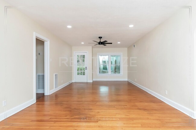 Building Photo - **Half-off Deposit!** Beautiful Renovated ...