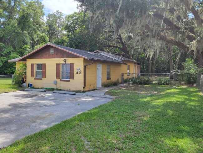 Building Photo - 1 BEDROOM 1 BATH SUITE