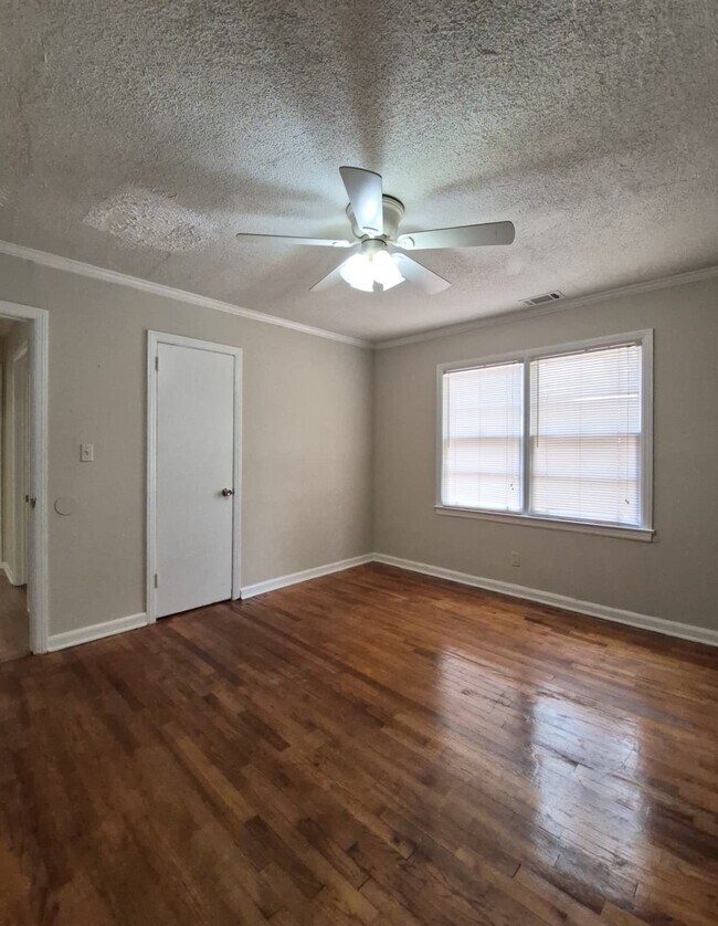 Building Photo - 206 W 60th St