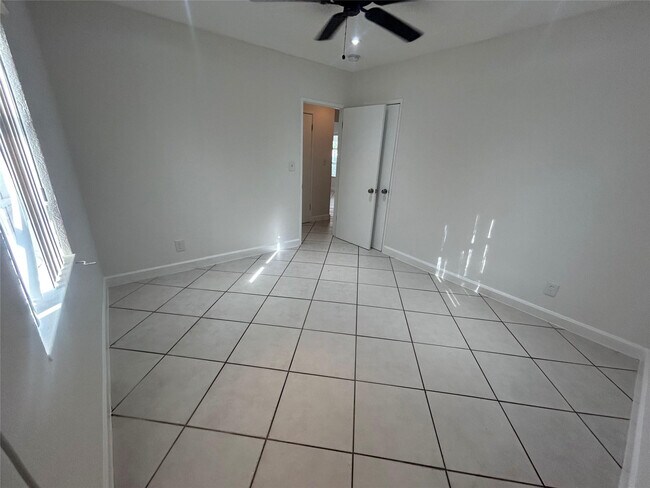 Building Photo - 408 NE 7th Ave