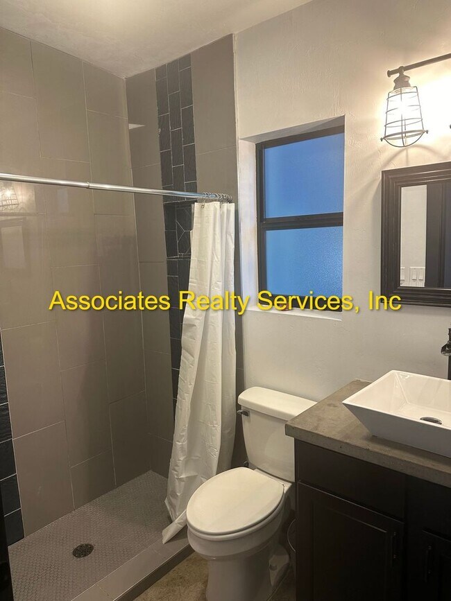 Building Photo - Modern Industrial 2Bed/2Bath Plus Loft in NW Gainesville