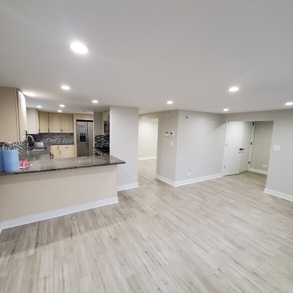 Building Photo - 8044 N Oriole Ave