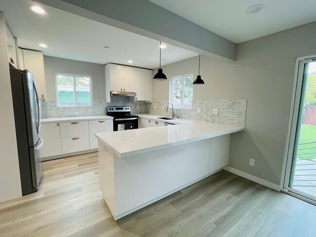 Building Photo - 1236 Hollyburne Ave