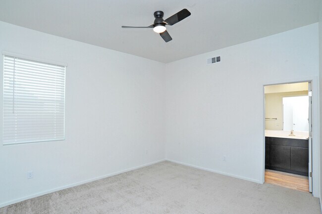 Building Photo - Modern Luxury in Central Tucson!