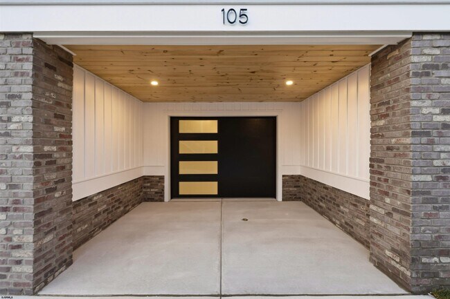 Building Photo - 105 S Stratford Ave
