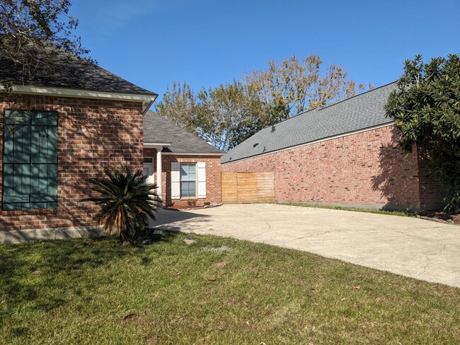 Building Photo - 3BD 2BA House for rent in Bluebonnet Subdi...