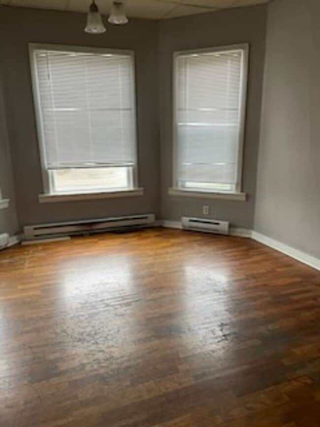 Building Photo - 304 W Eureka St