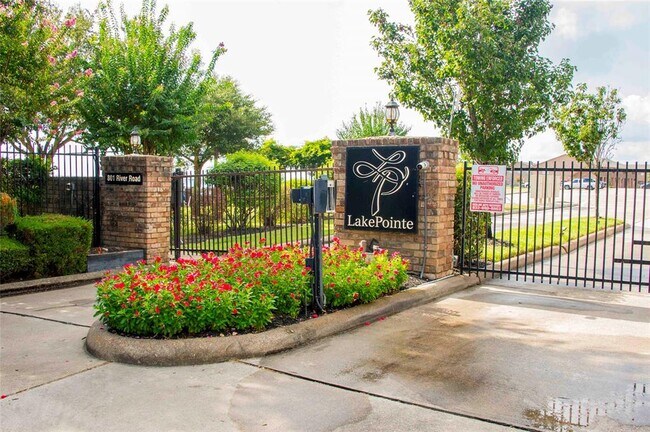 Building Photo - 801 River Rd