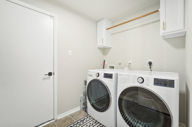 Building Photo - 8615 Discus Dr