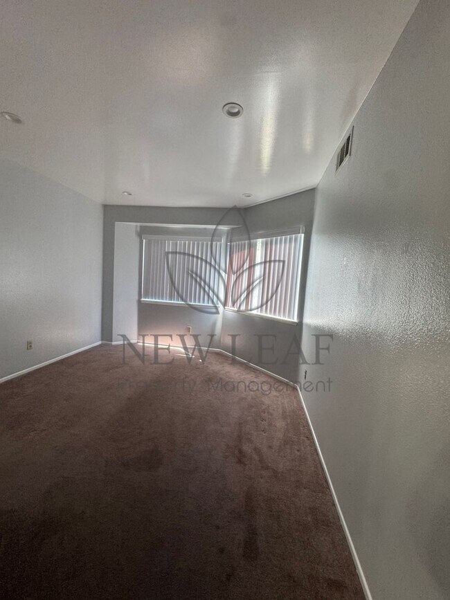 Building Photo - Stunning 2 Bedroom in the Heart of Ontario