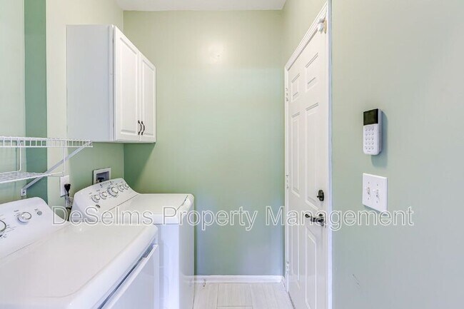 Building Photo - 701 Brent Glen Pl