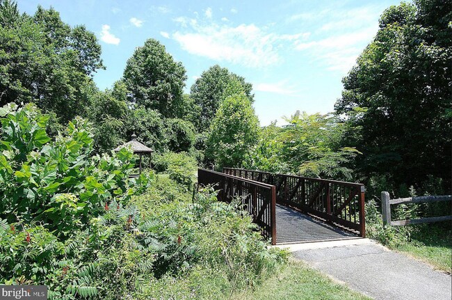 Building Photo - 913 Hillside Lake Terrace